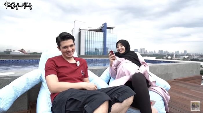  Video Zaskia Sungkar dan Irwansyah Menanggapi Usulan Nama Anak dari Netizen