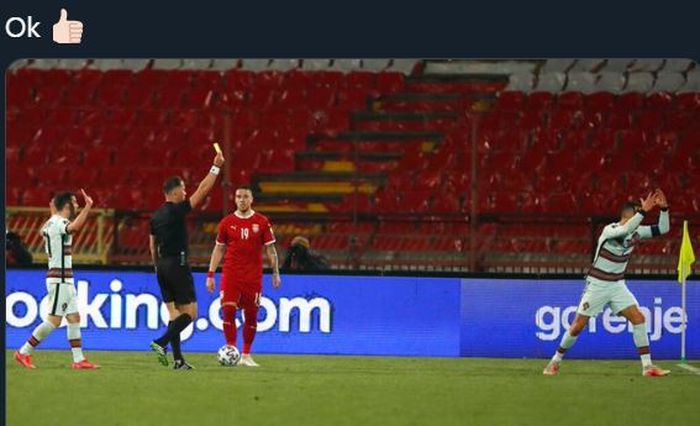 Cristiano Ronaldo (kanan) mendapatkan kartu kuning karena protes setelah golnya tidak dianggap wasit dalam duel Serbia vs Portugal, 27 Maret 2021.