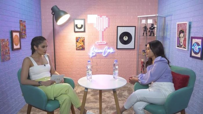 Cinta Laura berbincang dengan Prilly Latuconsina