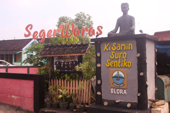 Patung Ki Samin Surosentiko di Desa Sambongrejo, Blora, Jawa Tengah. Desa ini adalah salah satu masyarakat Sedulur Sikep tinggal sebagai petani.