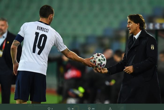 Pelatih timnas Italia, Roberto Mancini, bersama bek andalan, Leonardo Bonucci.