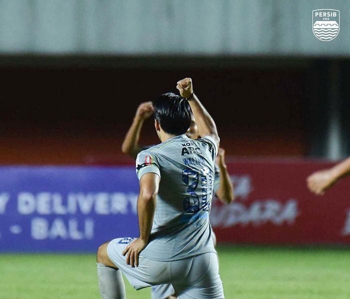 Penyerang Persib Bandung, Ezra Walian, merayakan gol debutnya ketika melawan Persita Tangerang di Piala Menpora 2021