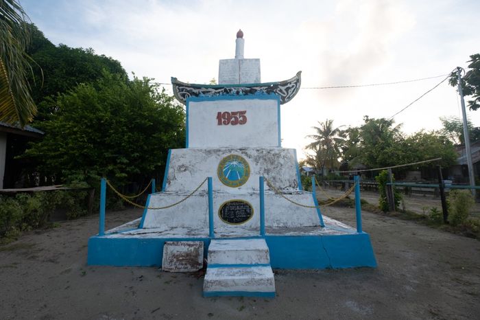 Tugu peringatan tujuh keluarga yang datang dari Paniki ke Mutus.