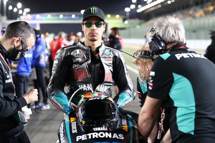 Pembalap Petronas Yamaha SRT, Franco Morbidelli, saat berbaris di grid menjelang balapan MotoGP Qatar di Sirkuit Losail, Doha, Qatar, 28 Maret 2021. 