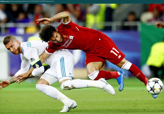 Momen Sergio Ramos menjatuhkan Mohamed Salah pada final Liga Champions 2018-2019.