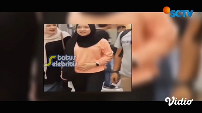 Sosok wanita mirip Nissa Sabyan dengan perut membuncit bak tengah hamil