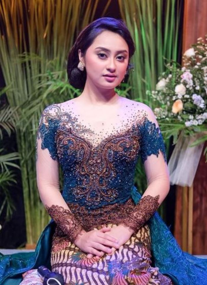 Memes Prameswari saat menjadi sinden dalam acara Opera van Java. 