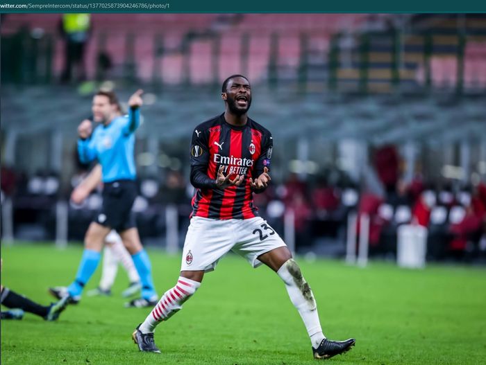 Bek pinjaman Chelsea, Fikayo Tomori tengah membela AC Milan.