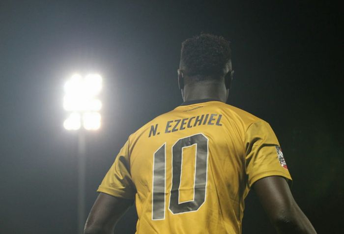 Pemain Bhayangkara Solo FC, Ezechiel N'douassel, dalam laga terakhir Grup B Piala Menpora 2021 di Stadion Kanjuruhan, Malang, Rabu (31/3/2021).