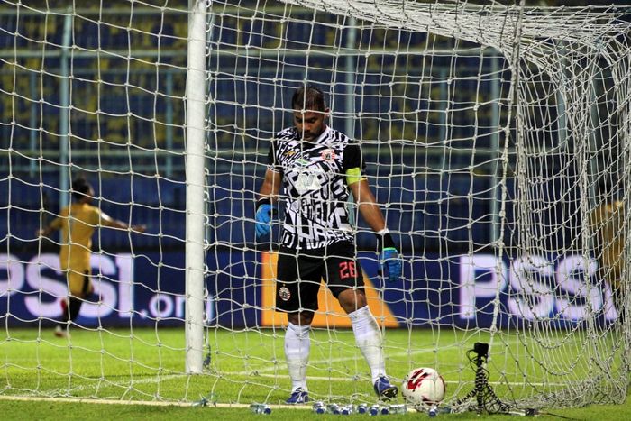 Kiper Persija Jakarta, Andritany Ardhiyasa, tertunduk lesu setelah gawangnya dibobol Ezechiel N'douassel dalam laga pamungkas Grup B PIala Menpora 2021, Rabu (31/3/2021).