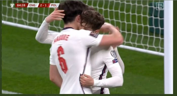 Harry Maguire memeluk John Stones usai mencetak gol timnas Inggris ke gawang Polandia di laga kualifikasi Piala Dunia 2022.