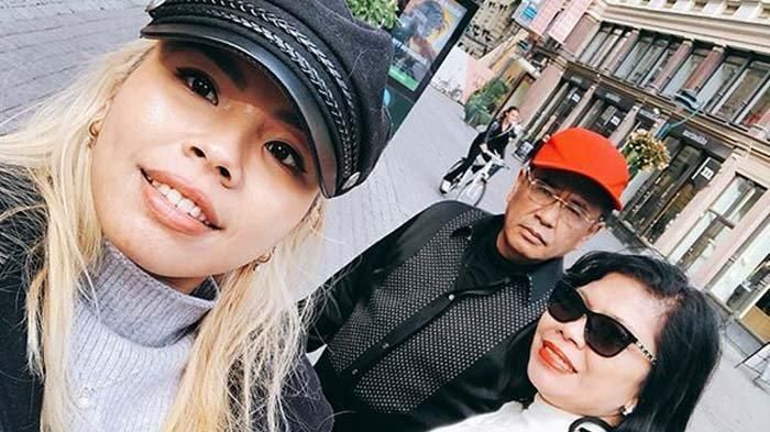 Felicia Hutapea bersama orang tuanya 