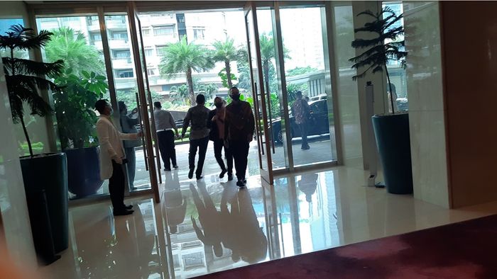 Penjagaan ketat lokasi pernikahan Aurel-Atta di Hotel Raffles, Setiabudi, Jakarta Selatan, Sabtu (3/4/2021).