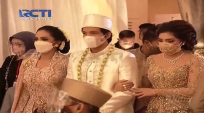 Atta Halilintar memasuki ruang akad nikah di gandeng oleh Krisdayanti