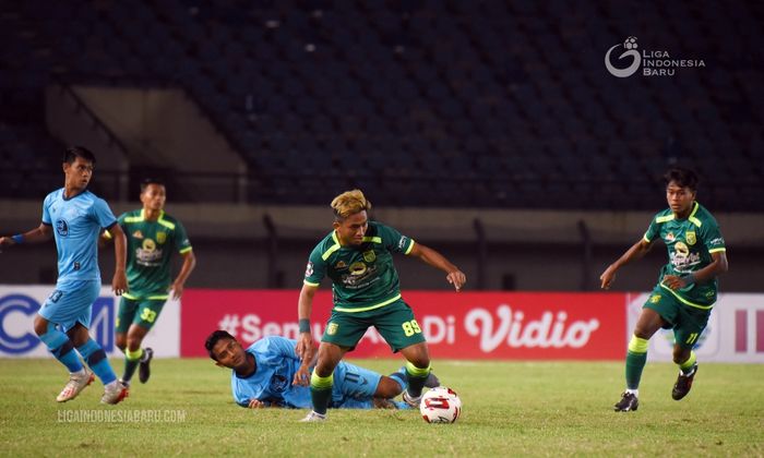 Gelandang Persebaya Surabaya, Hambali Tholib, menguasai bola pada laga kontra Persela Lamongan di Piala Menpora 2021.