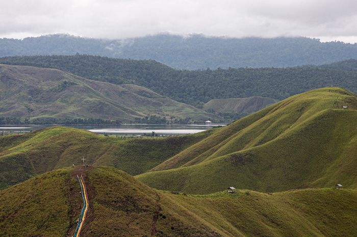 Danau Sentani dan bukit-bukit yang memagarinya, yang dilihat Dari Bukit Tutari&mdash;situs arkeologi gambar cadas yang mungkin berkait dengan seni lukis Asei.