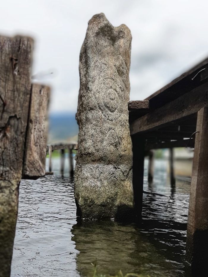 Menhir ini merupakan temuan tradisi megalitik satu-satunya di Pulau Asei. Motif guratannya menautkan seni lukis Kampung Asei kini, dan tampaknya berkait dengan tradisi gambar cadas di Situs Arkeologi Tutari, tepian Danau Sentani juga.