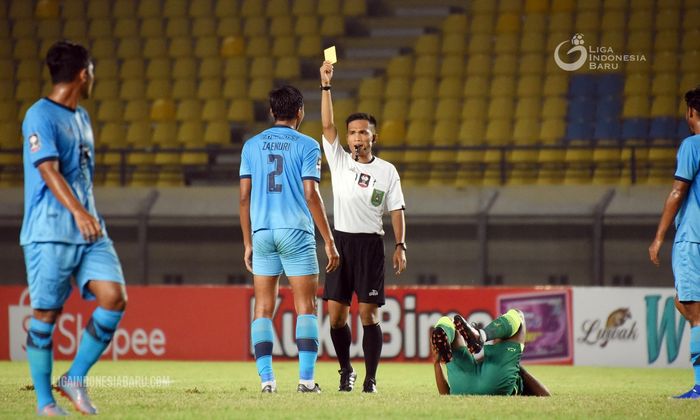 Suasana pertandingan Persela Lamongan melawan Persebaya Surabaya di Stadion Si Jalak Harupat, Soreang, Kabupaten Bandung, Sabtu (3/4/2021). 