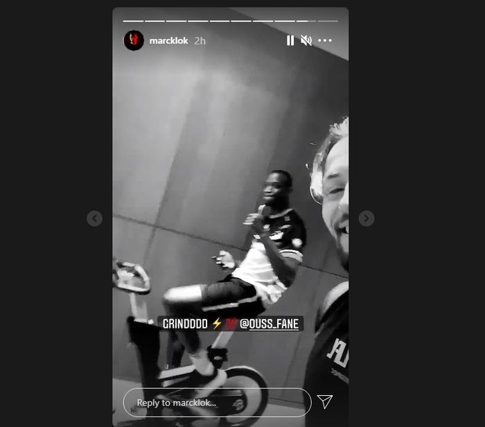 Marc Klok berada di gym bersama rekan setimnya di Oldham Athletic yang kini memperkuat Persiraja Banda Aceh, Ousmane Fane (4/4/2021). 