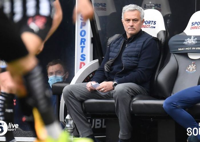 Ekspresi pelatih Tottenham Hotspur, Jose Mourinho, dalam laga Liga Inggris kontra Newcastle United di Stadion St. James' Park, Minggu (4/4/2021).