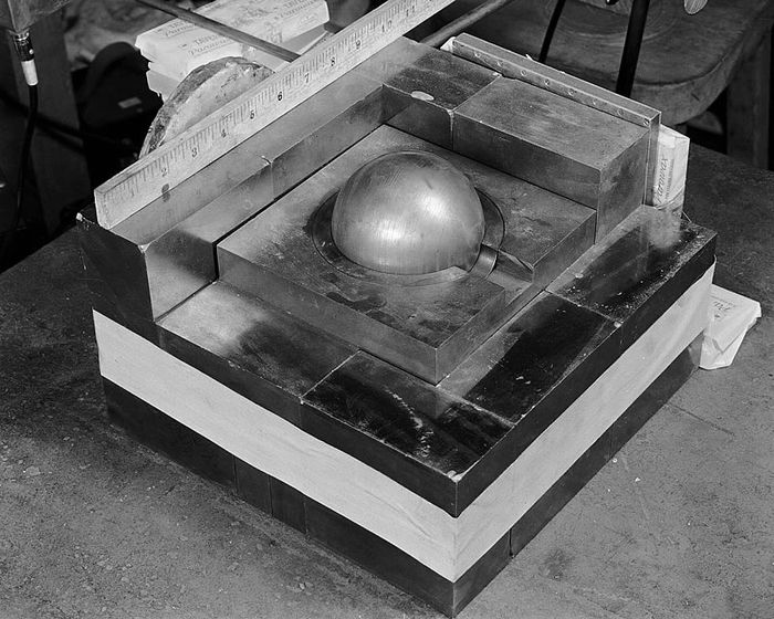 Bom atom Demon Core saat diuji dengan bata tungsten karbida di laboratorium.