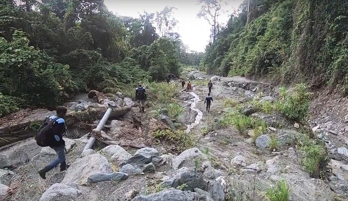 Lintasan longsoran bencana 2019 yang menyisakan bebatuan di kawasan Cagar Alam Cycloop.
