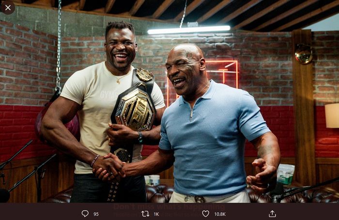 Juara kelas berat UFC, Francis Ngannou, dan legenda tinju kelas berat, Mike Tyson.