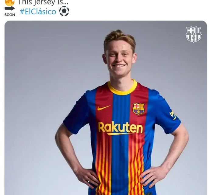 Gelandang Barcelona, Frenkie de Jong, mengenakan jersi khusus yang akan dipakai El Barca dalam El Clasico jilid dua musim 2020-2021.