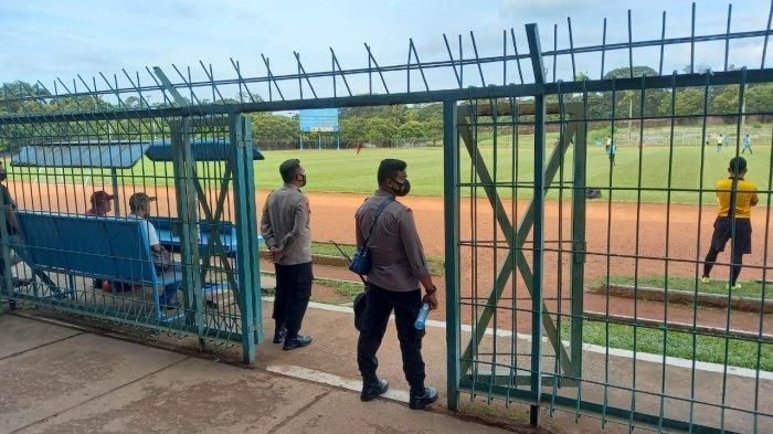 Personel polisi menjaga proses seleksi RANS Cilegon FC di Stadion Krakatau Steel, Kota Cilegon, Rabu (7/4/2021).