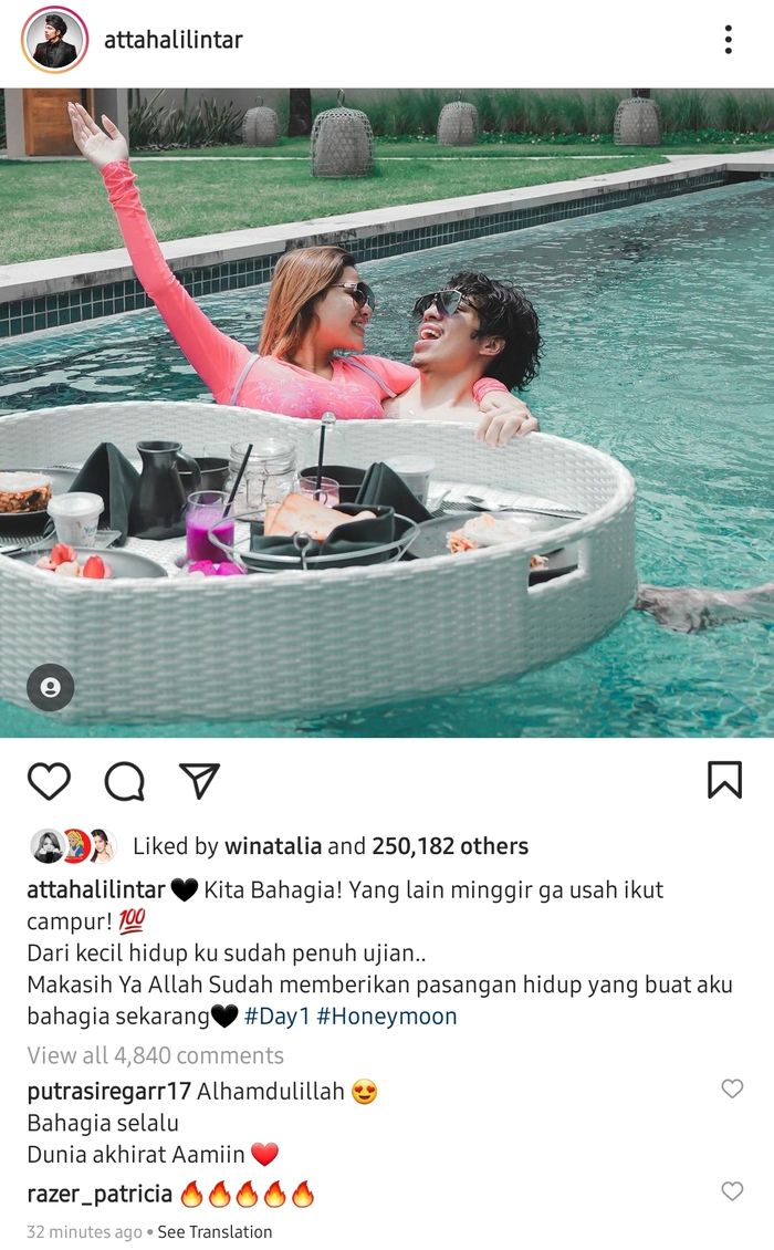 Atta Halilintar dan Aurel Hermansyah sedang menikmati momen floating breakfast alias sarapan di kolam renang.