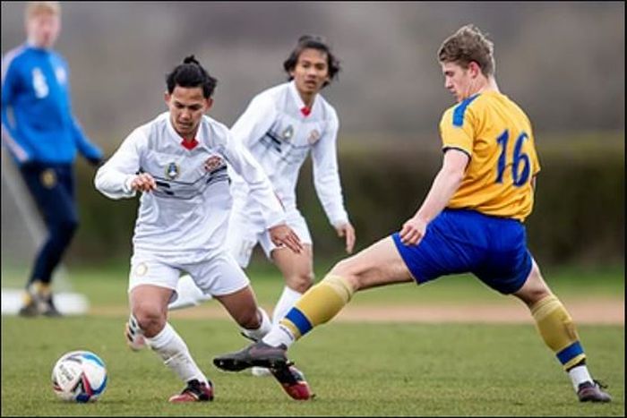 Pemain Garuda Select III, Rafli Asrul, menggiring bola pada laga kontra Mansfield Town U-18 di Inggris.