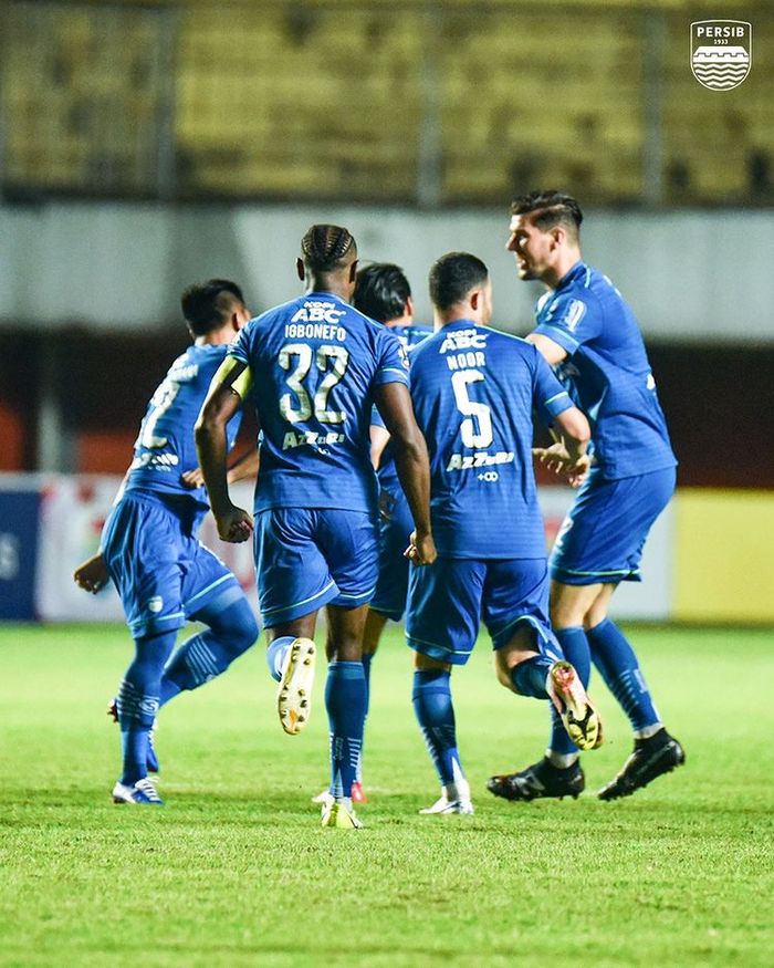 Pemain Persib Bandung merayakan gol yang dicetak oleh Ezra Walian ke gawang Persebaya Surabaya pada perempat final Piala Menpora 2021.