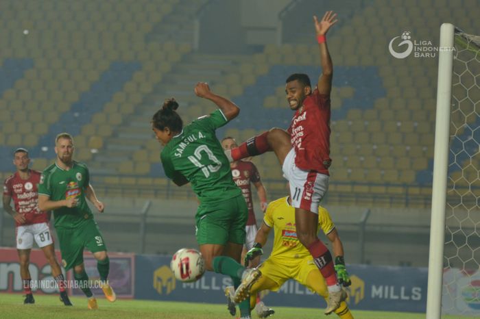Duel Samsul Arif dan Yabes Roni pada laga PSS Sleman kontra Bali United di semifinal Piala Menpora 2021.