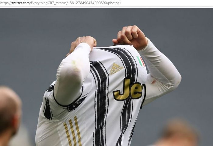 Ekspresi megabintang Juventus, Cristiano Ronaldo, dalam laga Liga Italia kontra Genoa di Stadion Allianz, Minggu (11/4/2021).