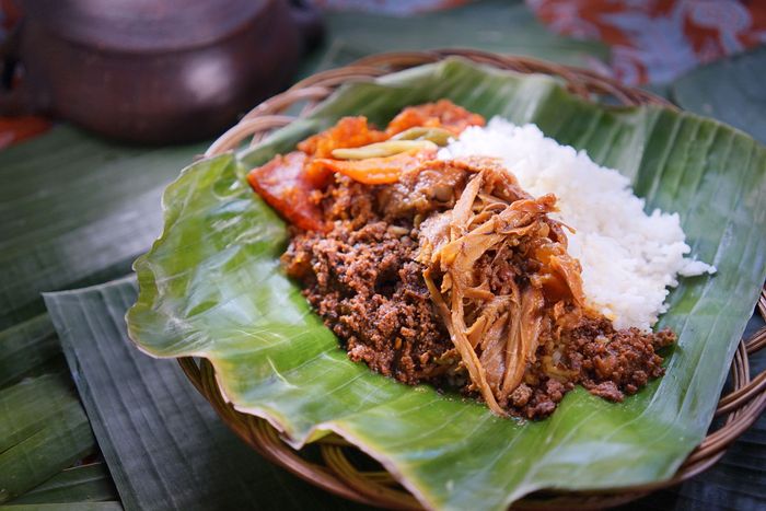 Nasi gudeg ayam suwir 'Yu Djum'.