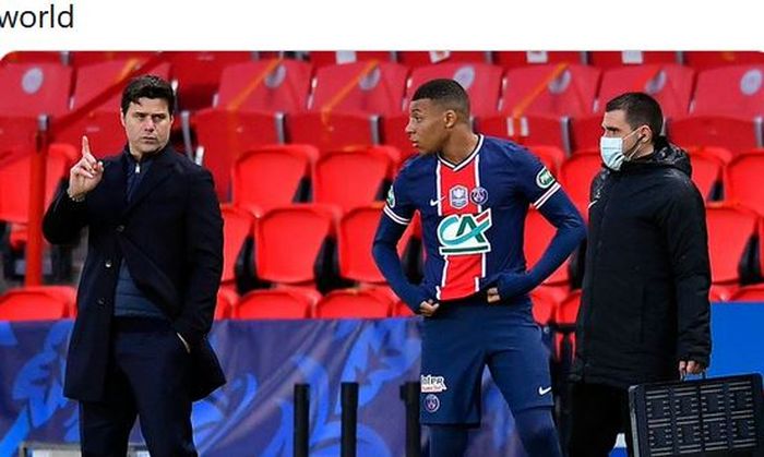 Pelatih Paris Saint-Germain, Mauricio Pochettino, memberikan instruksi kepada Kylian Mbappe.