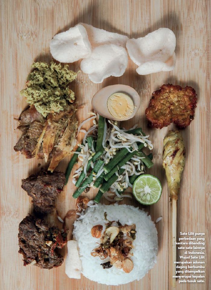 Sate lilit punya perbedaan yang kentara dibanding sate-sate lainnya di Indonesia. Wujud sate lilit merupakan adonan daging berbumbu yang ditempelkan meyerupai kepalan pada tusuk sate.