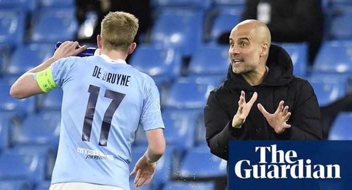 Pelatih Manchester City, Pep Guardiola, memberikan instruksi kepada Kevin De Bruyne.