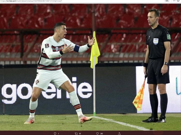 MArio Diks saat menjadi hakim garis dalam laga Serbia versus Portugal dalam Kualifikasi Piala Dunia 2022.