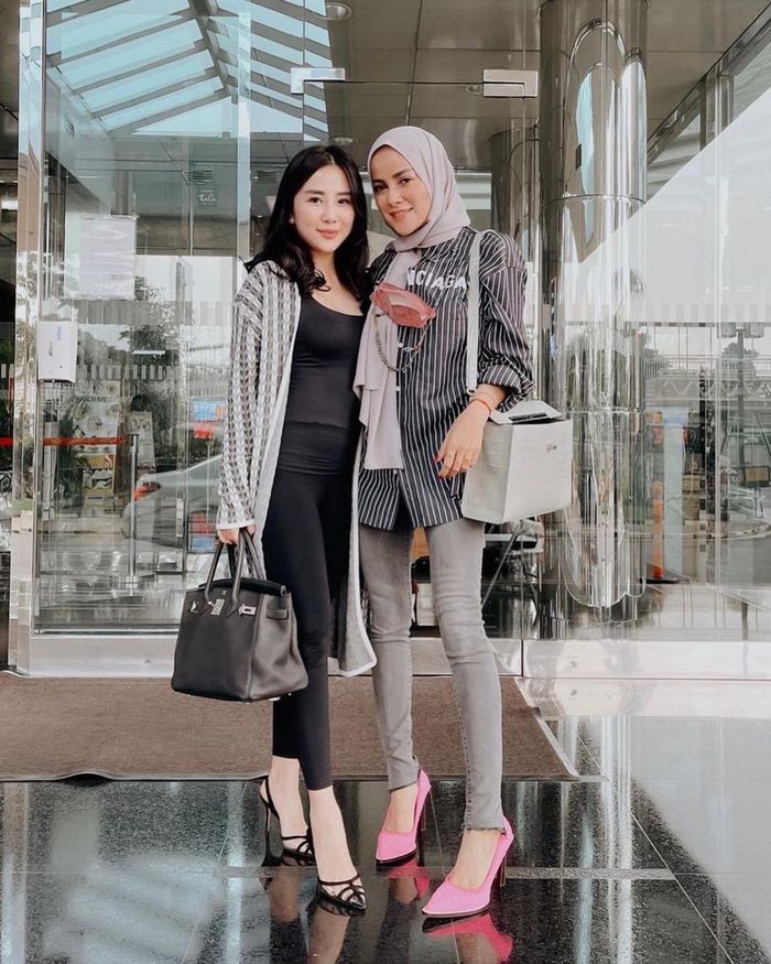 Fashion Hijab Olla Ramlan Pakai Celana Ketat yang Dikritik Netizen