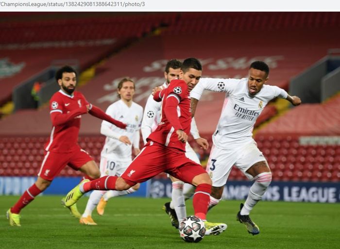 Penyerang Liverpool, Roberto Firmino, melepaskan tembakan ke gawang Real Madrid pada babak perempat final Liga Champions 2020-2021 di Stadion Anfield, Rabu (14/4/2021).