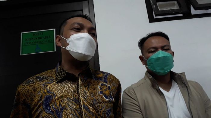 Vicky Prasetyo didampingi Kuasa Hukumnya, Arif Hidayat, saat ditemui Grid.ID di Pengadilan Negeri Jakarta Selatan, Kamis (15/4/2021).