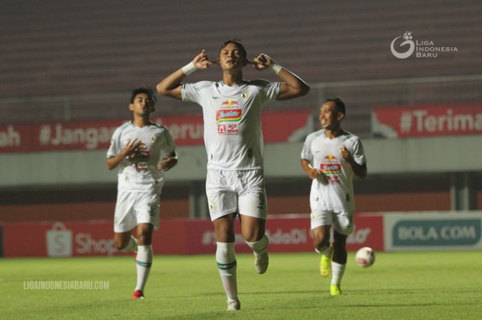 Selebrasi penyerang PSS Sleman, Saddam Gaffar, usai mencetak gol ke gawang Persib Bandung pada leg pertama semifinal Piala Menpora 2021 di Stadion Maguwoharjo, Sleman, Jumat (16/4/2021).