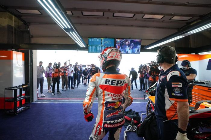 Pembalap Repsol Honda, Marc Marquez, pada sesi latihan bebas MotoGP Portugal di Sirkuit Algarve, Portimao, Portugal, 16 April 2021.