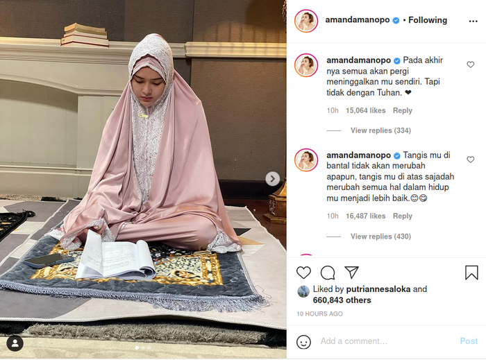 Amanda Manopo tampak menuliskan kalimat bijak nan islami.