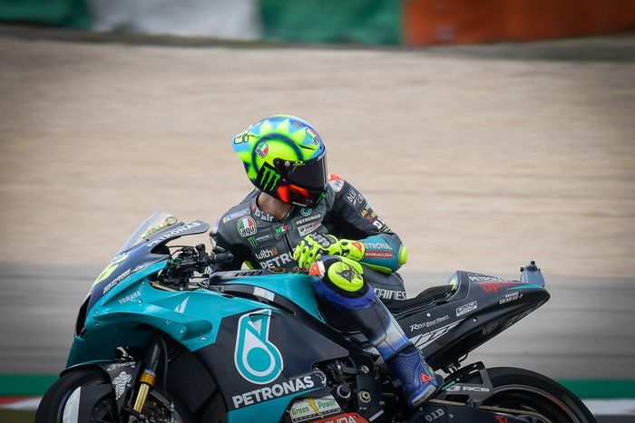 Pembalap Petronas Yamaha SRT, Valentino Rossi, pada hari pertama seri balap MotoGP Portugal di Sirkuit Portimao, Jumat (16/4/2021).