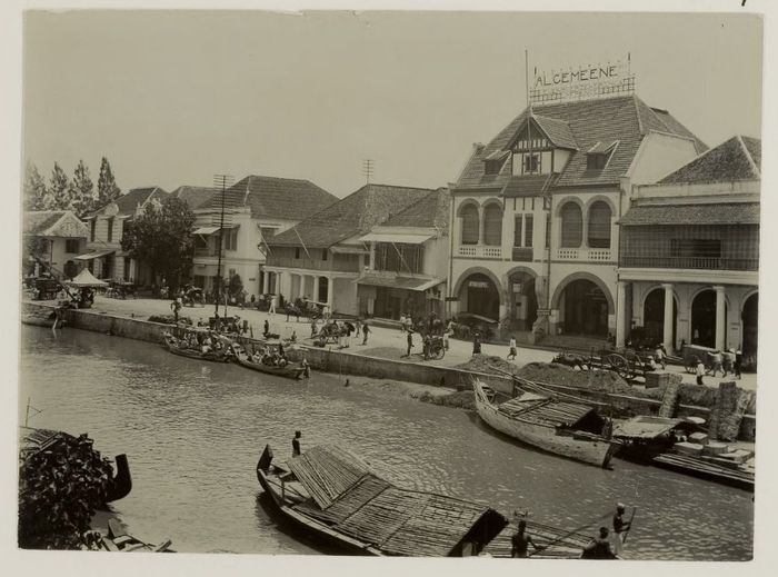 Surabaya menjadi kota yang memunculkan banyak tokoh pergerakan. Pergerakan bermula dari para partikelir yang enggan menurut pada intervensi kolonial yang terpusat di Batavia.