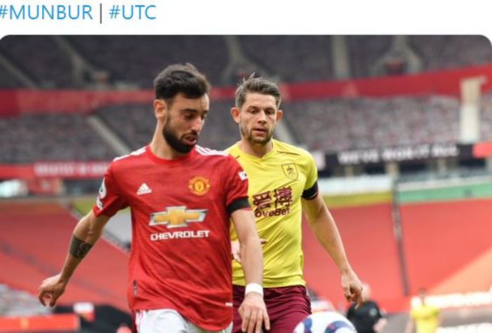 Gelandang Manchester United, Bruno Fernandes, beraksi dalam laga Liga Inggris kontra Burnley di Stadion Old Trafford, Minggu (18/4/2021).