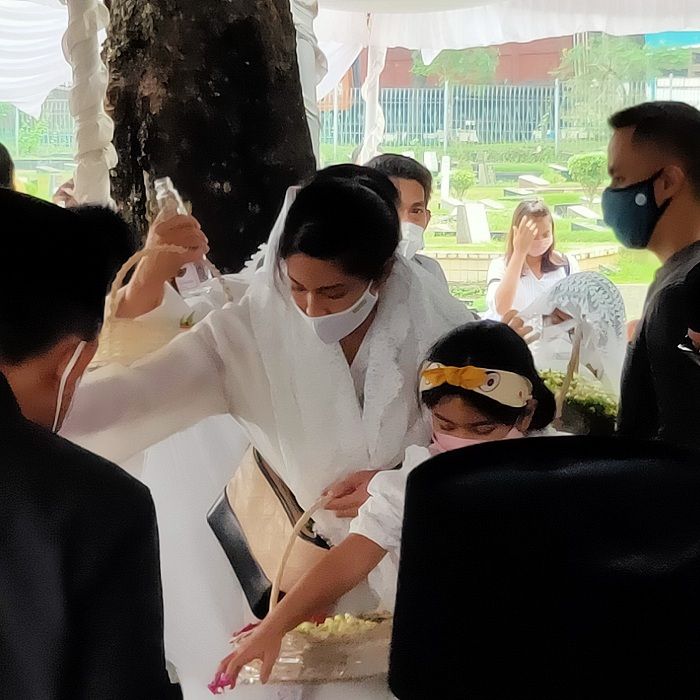 Dian Sastrowardoyo di pemakaman Adiguna Sutowo.