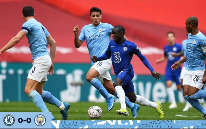 Gelandang Chelsea, N'Golo Kante, beraksi dalam laga semifinal Piala FA kontra Manchester City di Stadion Wembley, Sabtu (17/4/2021).